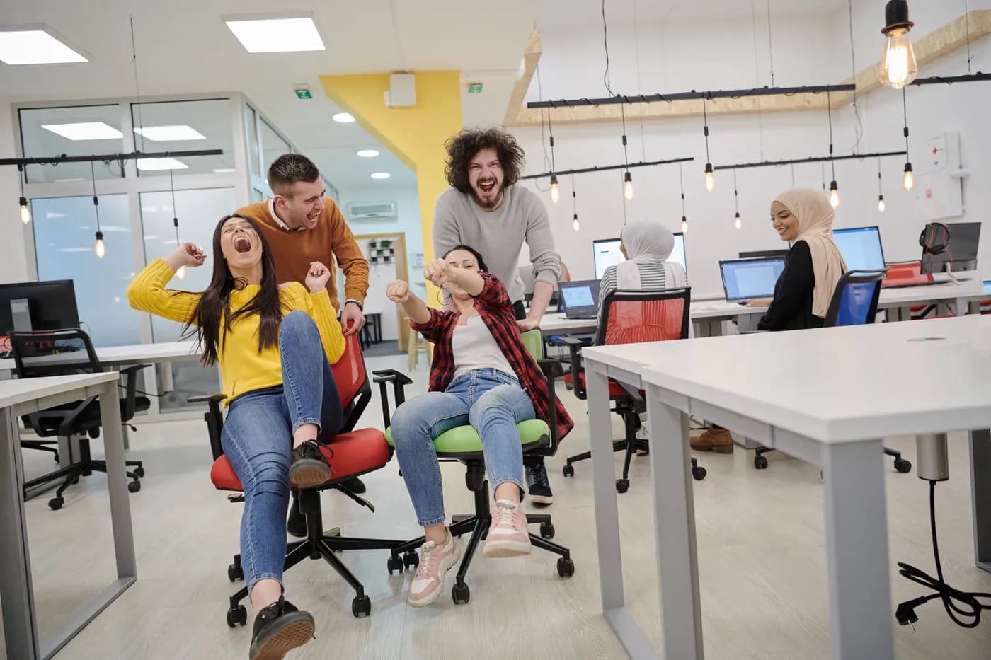 Ambiance détendue entre coworkers dans l'espace de travail