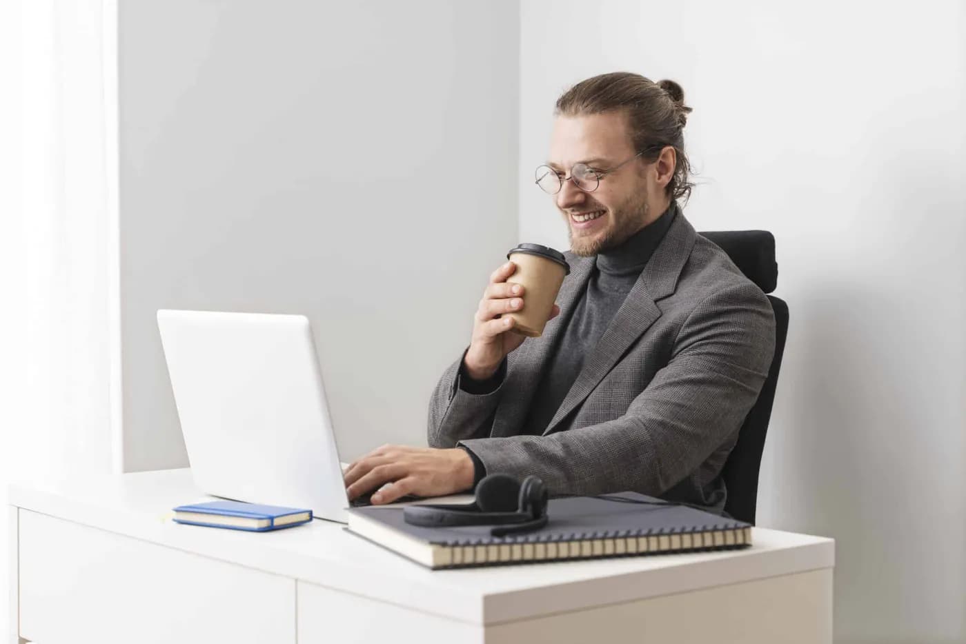 Entrepreneur souriant au travail devant son ordinateur