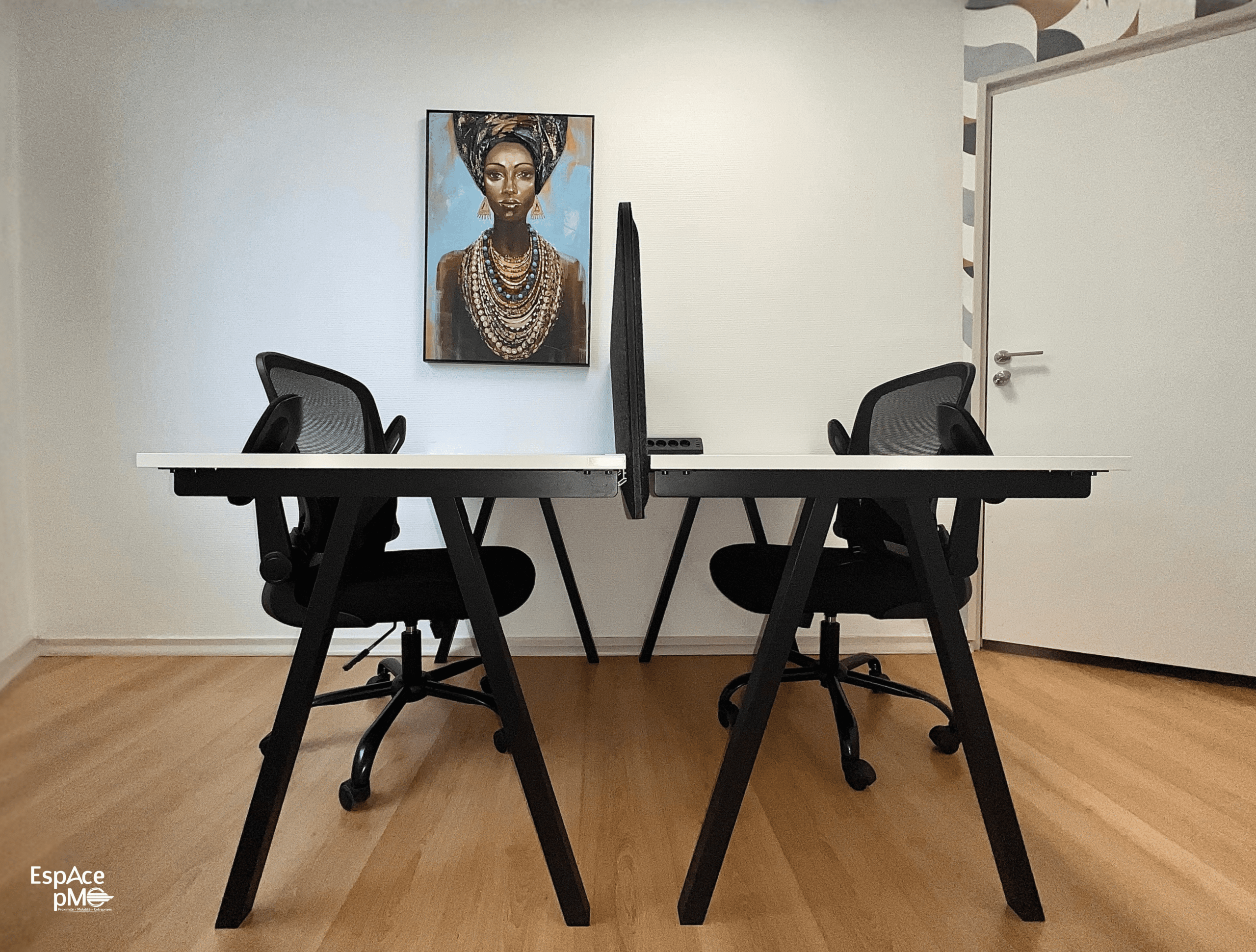 Bureaux minimalistes équipés de chaises ergonomiques, parfaits pour travailler en duo