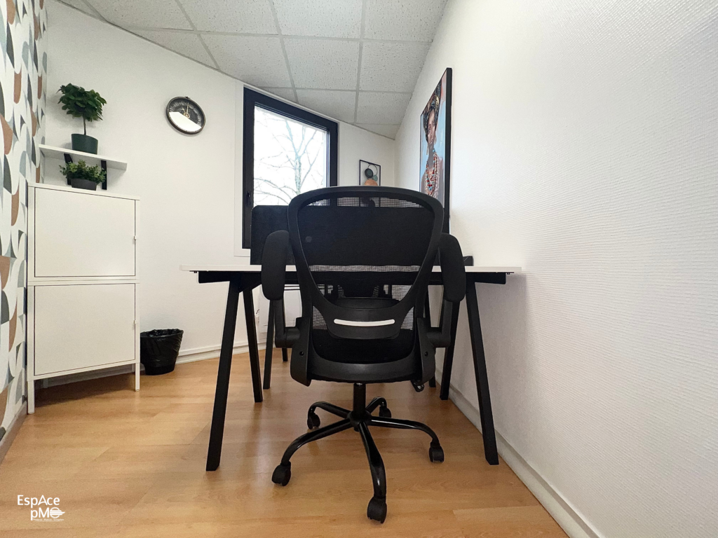 Espace de travail calme et inspirant avec lumière naturelle et vue sur un environnement verdoyant.