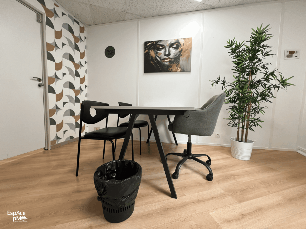 Bureau fermé et entièrement aménagé dans un centre d’affaires moderne, idéal pour les entrepreneurs