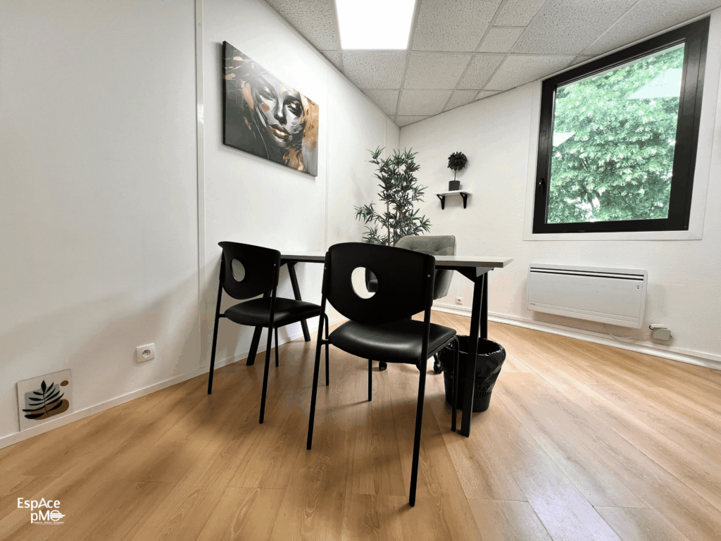 Intérieur de bureau privatif haut de gamme avec équipements professionnels, environnement soigné et atmosphère de travail confortable