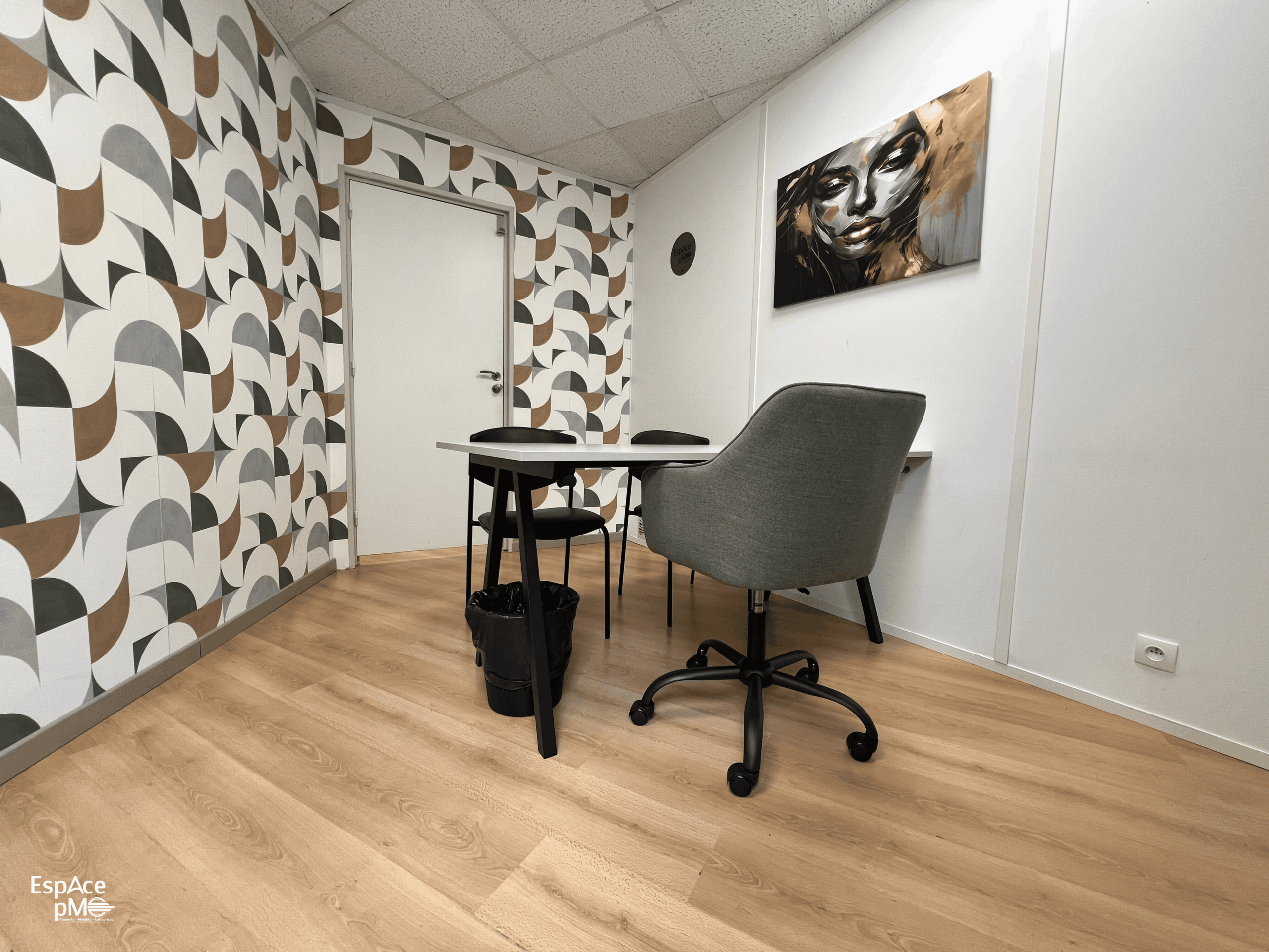 Espace de travail privé aménagé dans un bureau contemporain pensé pour les besoins des professionnels